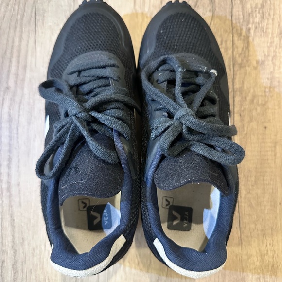 Veja Black and White Sneakers with Minimalist Design - Picture 2 of 3